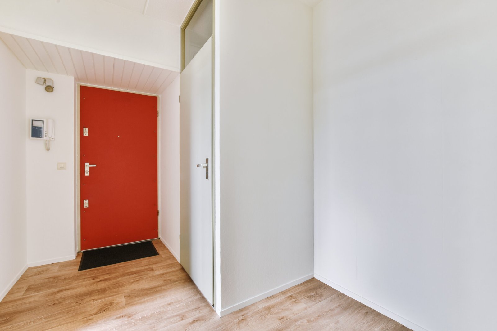 porte d'appartement claquée